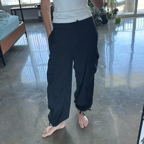 Lululemon Lightweight Adjustable Mid-Rise Cargo Pant - Picture 10 of 13